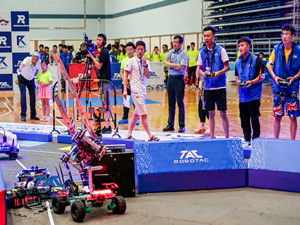 人工智能技术服务 连接技术与应用的专业桥梁